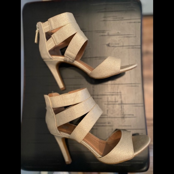 DRESS BARN women beautiful gold shimmer heels size 6M - Picture 2 of 11